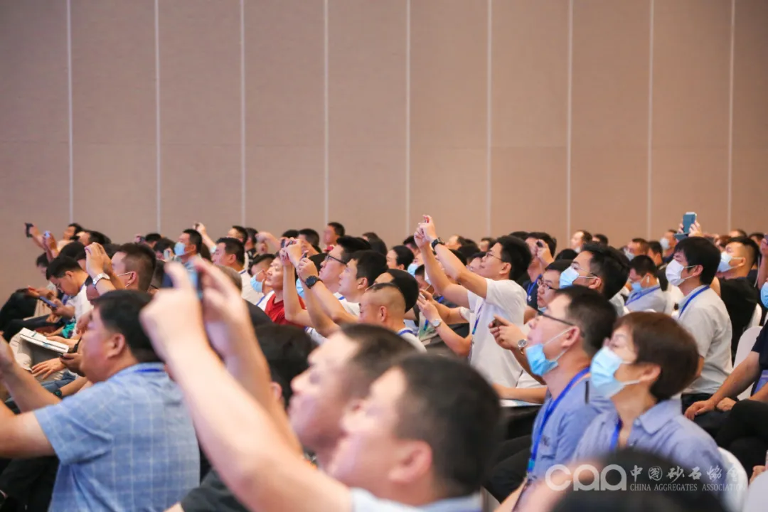 主旨报告 | 胡幼奕以国际化视角,提出固废综合利用和生态环境修复新思路